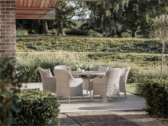 Tetbury Nutmeg Rattan 6 Seat Round Dining Set with Tree-Free Top, Parasol & Base - image 4